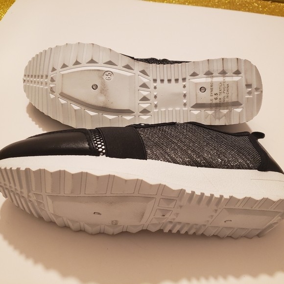 3/$15 Twisted Black & White Women's Sneaker Size 6.5 - Picture 6 of 6